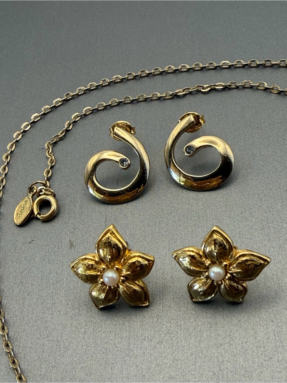 Avon Gold Tone Chain and Floral Pearl/Modernist Stud Earrings Signed